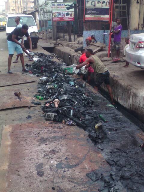 Cleanup by neighbors in the city of Onitsha (Nigeria)