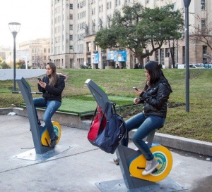 Carga el celular pedaleando en Plaza Houssay