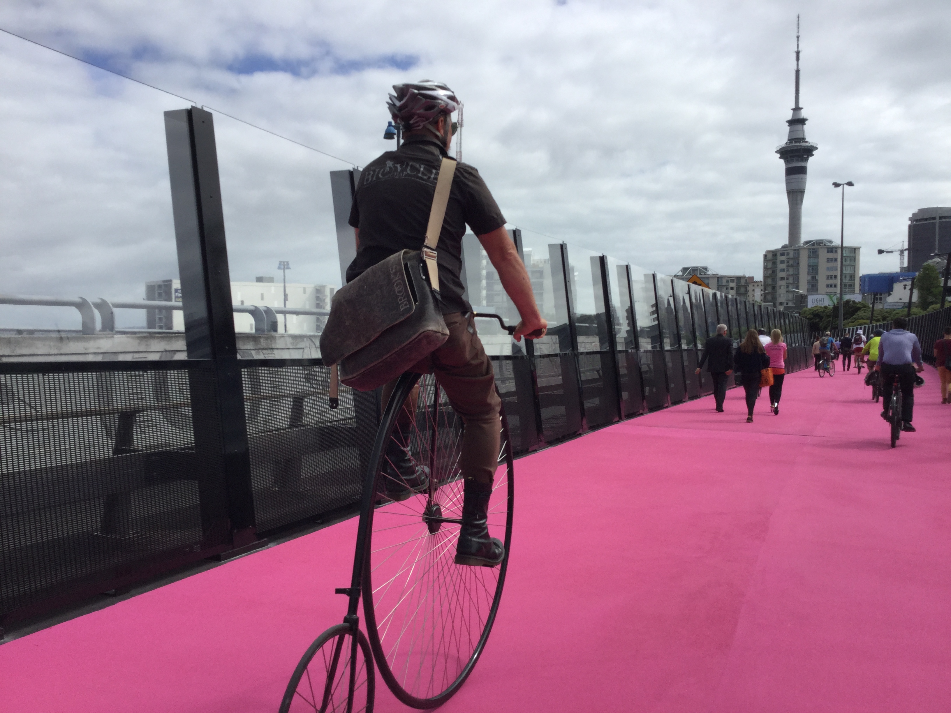 Attracting pedestrians and cyclists by colorful pathway