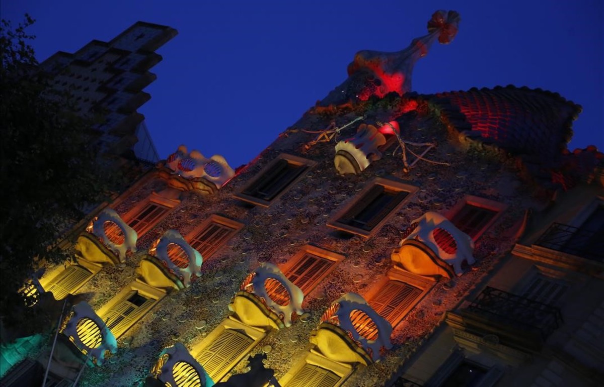 La Casa Batlló se ilumina con la bandera LGBT