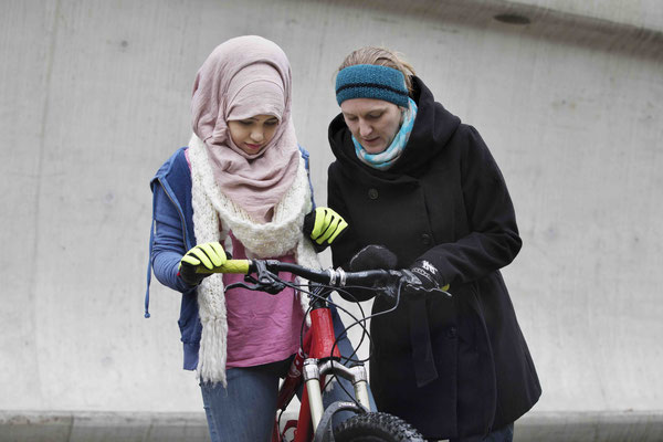 Friends on bikes. Cycling lessons for refugees.