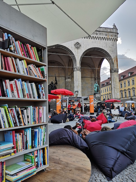 StadtLesen: a mobile reading room for culture in cities