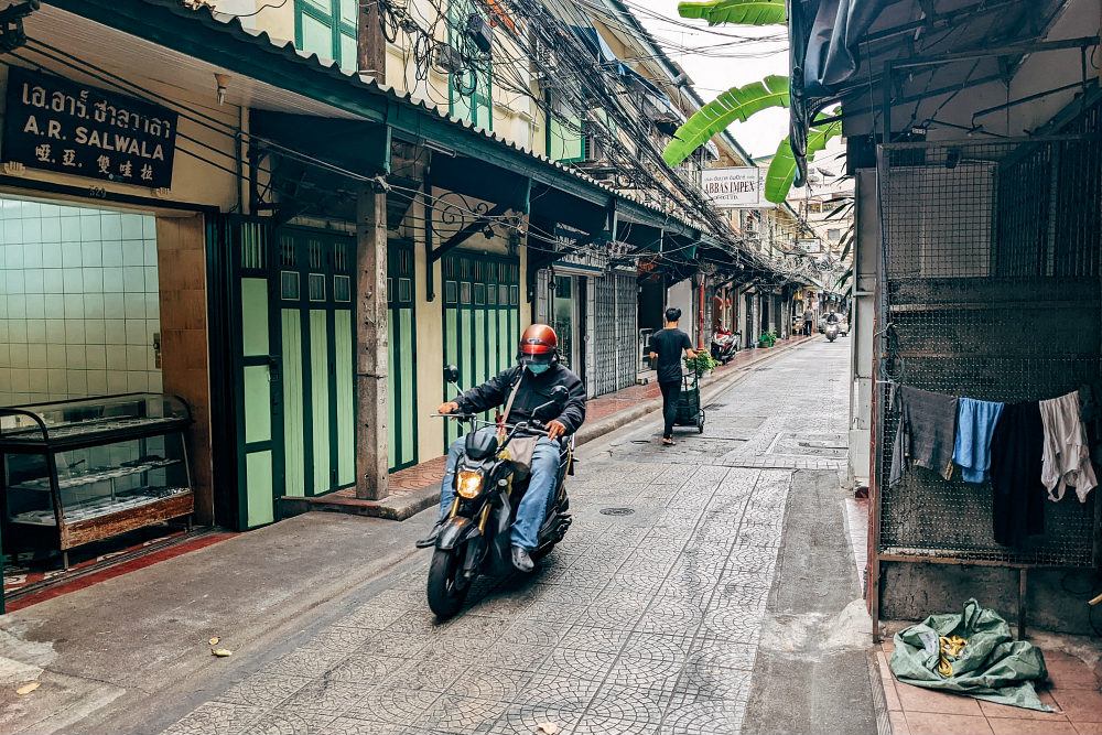 Win-riders-winding-alleys-Bangkok