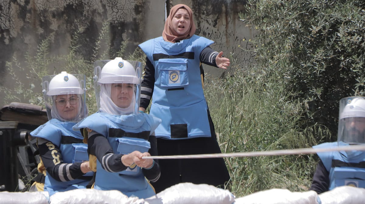 Women-clear-landmines-Syria