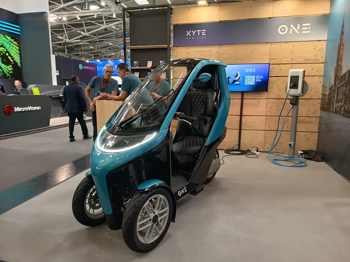 new-concept-tricycle-city-driving